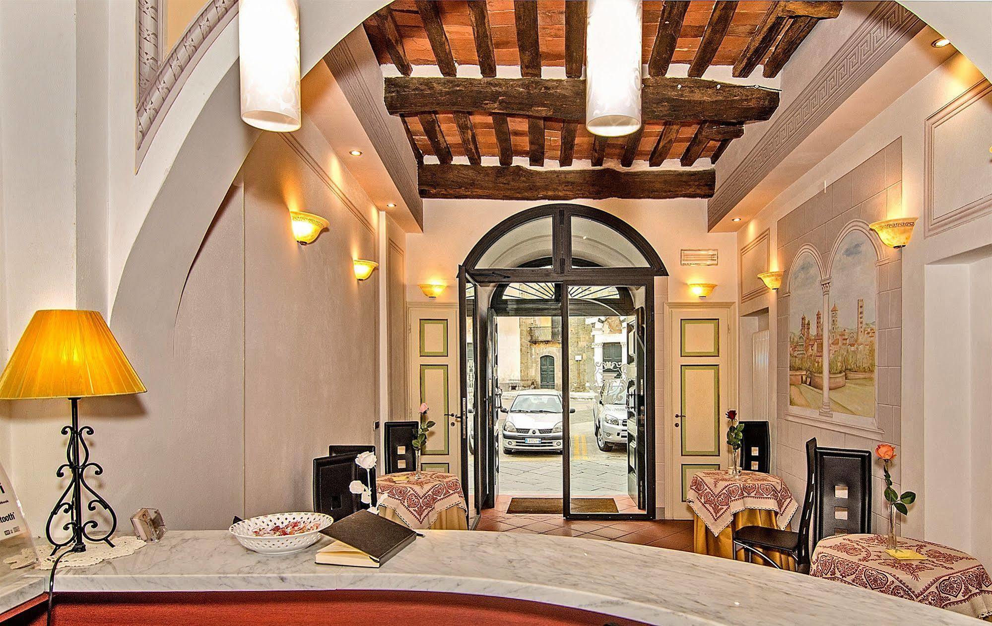 Dimora Dei Guelfi Luxury Rooms Lucca Bagian luar foto